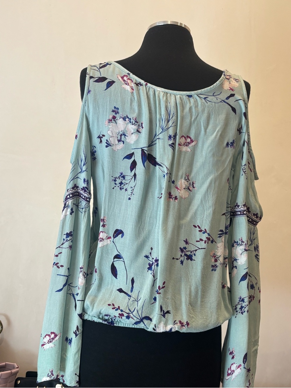 Arizona Jean Company Mint Floral Cold-Shoulder Crop Top - Picture 6 of 12